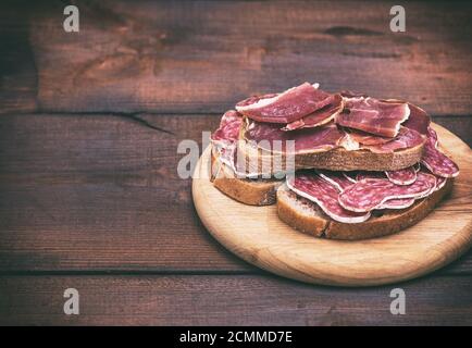 Avec des sandwichs saucisse fumée de salami et de pièces d'hamon Banque D'Images