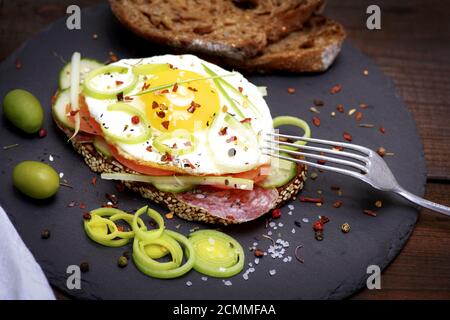 Avec Sandwich œuf frit et un morceau de pain de seigle Banque D'Images