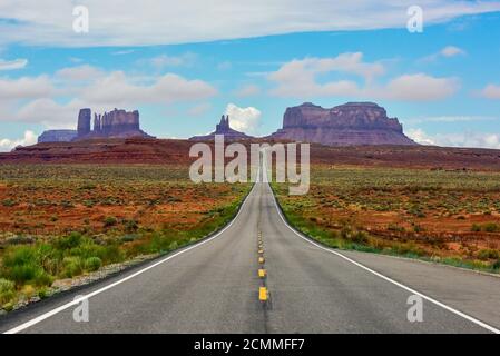 Monument Valley Arizona / Utah paysage désertique avec perspective de disparition de l'autoroute dans le paysage lointain. Banque D'Images