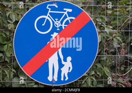 chemin commun et panneau de signalisation de la piste cyclable Banque D'Images