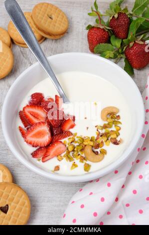 Soupe froide au babeurre au yaourt grec avec fraises et pistaches, noix de cajou. Servir avec des cris Banque D'Images