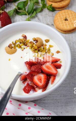 Soupe froide au babeurre au yaourt grec avec fraises et pistaches, noix de cajou. Servir avec des cris Banque D'Images