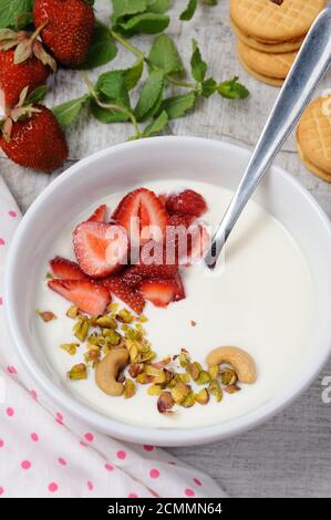 Soupe froide au babeurre au yaourt grec avec fraises et pistaches, noix de cajou. Servir avec des cris Banque D'Images