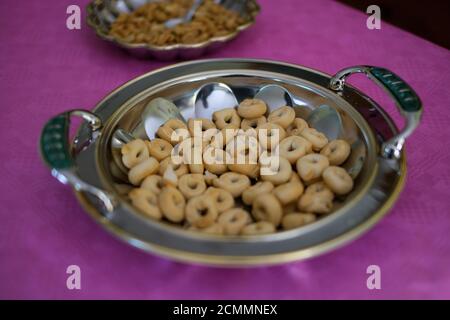 buffet pour la cérémonie de mariage avec en-cas salés et sandwichs. Photo de haute qualité Banque D'Images