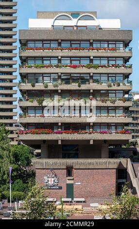 Vue verticale de Degoe House depuis l'est. Barbican, Londres, Royaume-Uni. Architecte : Chamberlin, Powell et bon, 1969. Banque D'Images