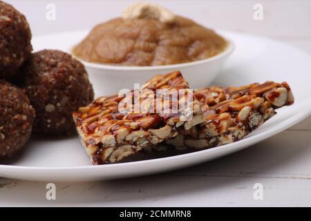 Navratri Upwas sucreries plateau alimentaire laddu aux fruits secs, chikki à l'arachide ou caramel et sheera. Banque D'Images
