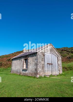 Un ancien hangar ou une ancienne grange dans un fierld à Rhossil Baie sur la Gower Peninsula Wales Royaume-Uni Banque D'Images