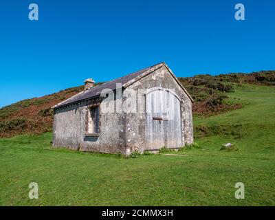 Un ancien hangar ou une ancienne grange dans un fierld à Rhossil Baie sur la Gower Peninsula Wales Royaume-Uni Banque D'Images