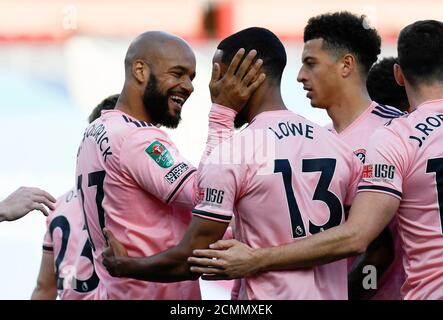 David McGoldrick de Sheffield United (à gauche) célèbre avec Max Lowe, coéquipier, après avoir marquant le premier but de son équipe lors du deuxième match de la coupe Carabao à Turf Moor, Burnley. Banque D'Images