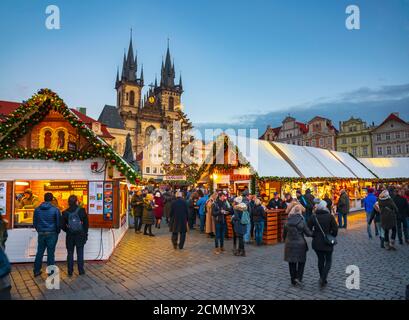 République tchèque, Prague, Vieille ville, Stare Mesto, place de la Vieille ville, Staromestske namestí, Eglise de Tyn, marchés de Noël Banque D'Images