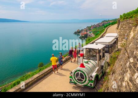 Chexbres, Suisse - 12 août 2020: Lavaux Panoramic Express, train touristique de Chexbres à des rues étroites dans les vignobles entre Lutry et Cully Banque D'Images