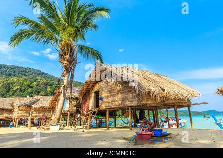 Îles Surin, Phang-Nga, Thaïlande - 3 janvier 2016: Femme thaïlandaise lavant des vêtements dans le village de Moken des Gitans de la mer thaï. Village de pêcheurs Ko Surin Banque D'Images