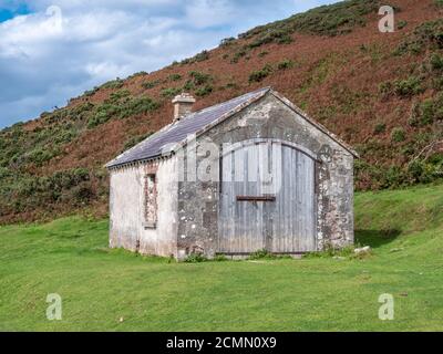 Un ancien hangar ou une ancienne grange dans un fierld à Rhossil Baie sur la Gower Peninsula Wales Royaume-Uni Banque D'Images