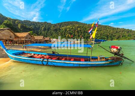 Îles Surin, Phang-Nga, Thaïlande - 3 janvier 2016: Diesel traditionnel thai long-queue bateau dans la tribu Moken village de Sea Gypsies et Andaman mer of Banque D'Images
