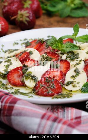 Collation légère caprese avec fraises et pesto de menthe mozzarella habillé Banque D'Images