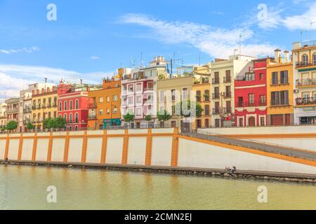 Séville, Andalousie, Espagne - 19 avril 2016 : vue sur le coucher du soleil des célèbres maisons colorées du quartier de Triana sur la rive ouest du fleuve Guadalquivir Banque D'Images