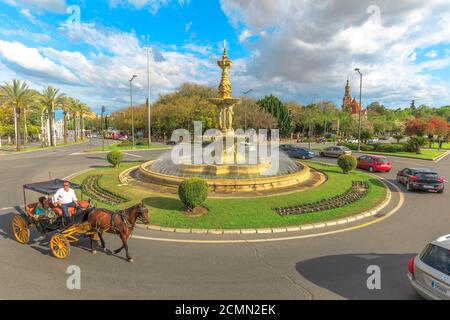 Séville, Andalousie, Espagne - 19 avril 2016 : visite de la ville en voiture de cheval autour de la fontaine sur la Plaza Don Juan de Austria. Paysage urbain de Banque D'Images