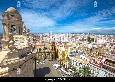 Cadix, Andalousie, Espagne - 21 avril 2016: Place Cadix vue aérienne au sommet de la cathédrale de Cadix, en espagnol: Iglesia de Santa Cruz, Cadix Banque D'Images
