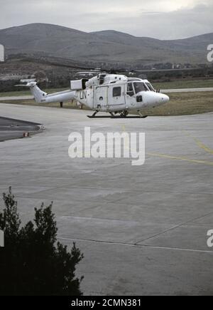 8 décembre 1995 pendant la guerre en Bosnie : un hélicoptère Lynx Westland en vol à basse vitesse à l'aéroport de Split en Croatie. Banque D'Images