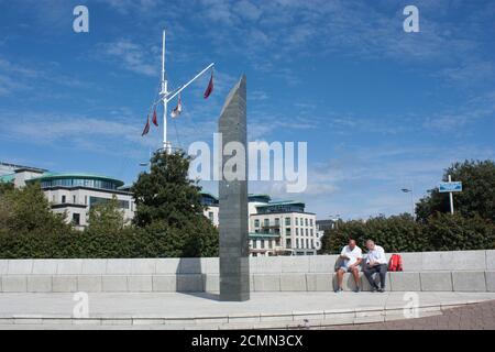 Îles Anglo-Normandes. Guernesey. Port Saint-Pierre. Monument de la libération sur la jetée St Julian. Banque D'Images