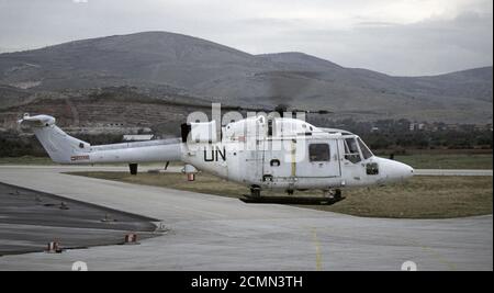 8 décembre 1995 pendant la guerre en Bosnie : un hélicoptère Lynx Westland en vol à basse vitesse à l'aéroport de Split en Croatie. Banque D'Images