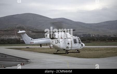 8 décembre 1995 pendant la guerre en Bosnie : un hélicoptère Lynx Westland en vol à basse vitesse à l'aéroport de Split en Croatie. Banque D'Images