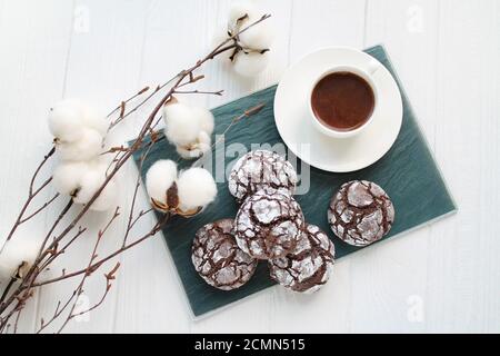 Biscuits au chocolat au brownie, en poudre de sucre, à côté de la tasse de la vue sur le plateau du café Banque D'Images
