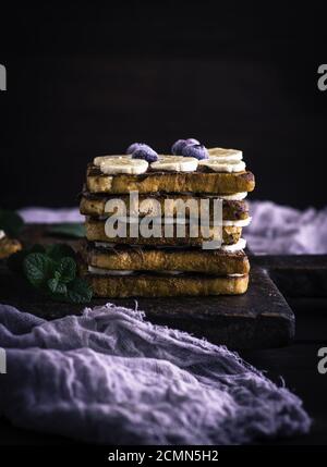 Poêlée de morceaux de pain blanc dans un œuf avec le lait et enduites de chocolat Banque D'Images