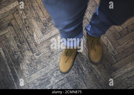 jambes pour hommes en chaussures d'automne marron pour l'hiver Banque D'Images