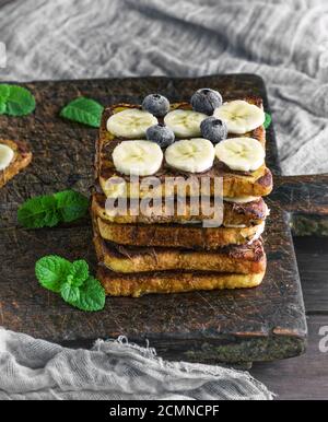 Les tranches de pain frit carrés avec du chocolat et de la banane Banque D'Images