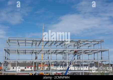 Îles Anglo-Normandes. Guernesey. Parc Admiral. Chantier. Cadre en acier de développement de nouveaux bâtiments commerciaux. Banque D'Images