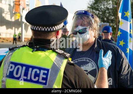 Glasgow, Écosse, Royaume-Uni. 17 septembre 2020. Photo : le groupe Pro-Independence All Under One Banner (AUOB) a organisé un rassemblement socialement distancé en dehors du siège social de la BBC en Écosse. Les militants ont initialement prévu une manifestation à George Square, mais ont déplacé le rassemblement à l'extérieur du bâtiment de la BBC à Pacific Quay, suite à la décision de la société de cesser de diffuser quotidiennement des briefings Covid de Nicola Sturgeon. La BBC Scotland a depuis déclaré qu'elle continuera à diffuser les Covid Briefings de Nicola Sturgeon la semaine prochaine. Crédit : Colin Fisher/Alay Live News Banque D'Images