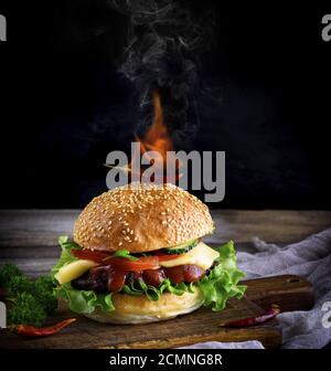 hamburger classique avec un meatball, du fromage et des légumes Banque D'Images