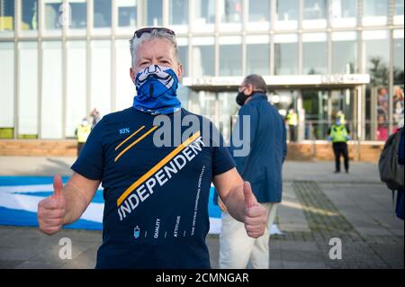 Glasgow, Écosse, Royaume-Uni. 17 septembre 2020. Photo : le groupe Pro-Independence All Under One Banner (AUOB) a organisé un rassemblement socialement distancé en dehors du siège social de la BBC en Écosse. Les militants ont initialement prévu une manifestation à George Square, mais ont déplacé le rassemblement à l'extérieur du bâtiment de la BBC à Pacific Quay, suite à la décision de la société de cesser de diffuser quotidiennement des briefings Covid de Nicola Sturgeon. La BBC Scotland a depuis déclaré qu'elle continuera à diffuser les Covid Briefings de Nicola Sturgeon la semaine prochaine. Crédit : Colin Fisher/Alay Live News Banque D'Images