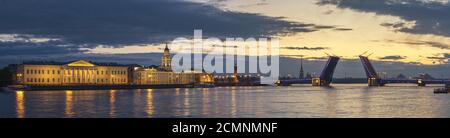 Saint Petersburg sunrise panorama city skyline at Palace Bridge, Saint Petersburg, Russie Banque D'Images