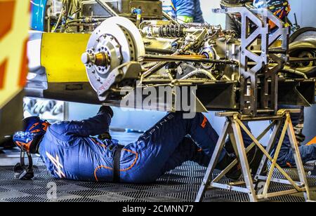 Le Mans, France. 17 septembre 2020. 36 Laurent Thomas (FRA), Negrao Andr. (BRA), Ragues Pierre (fra), Signatech Alpine Elf, Alpine A470-Gibson, box, mécanicien, mécanicien pendant les séances de libre pratique des 2020 24 heures du Mans, 7e tour du Championnat mondial d'endurance 2019-20 de la FIA sur le circuit des 24 heures du Mans, du 16 au 20 septembre, 2020 au Mans, France - photo François Flamand / DPPI crédit: LM/DPPI/François Flamand/Alamy Live News Banque D'Images