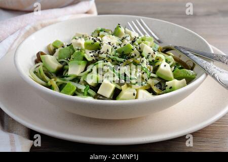 Nouilles Salade de concombres et de Laminaria, tranches d'avocat et sésame Banque D'Images