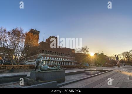 Lever du soleil sur les toits de la ville d'Oslo à l'Hôtel de Ville d'Oslo, Oslo Norvège Banque D'Images