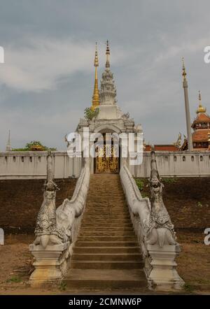 Le chemin vers le haut pour rendre hommage au temple bouddhiste de Wat Pratu pong dans la province de Lampang. Magnifique temple construit dans un mélange de styles Lanna et birman Shan. S Banque D'Images