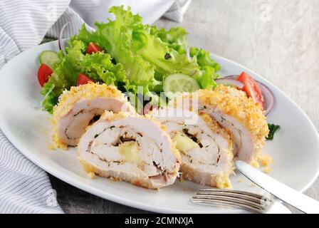 Émincé de poulet cuit jusqu'à ce qu'il soit doré et croustillant, roulé de poulet dans de la chapelure au parmesan, au filet farci Banque D'Images