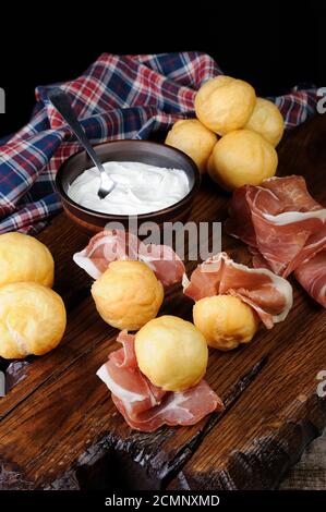 Coccoli est un hors-d'œuvre italien. Les boulettes de pâte à pizza sont frites et saupoudrées de sel, servies avec Banque D'Images