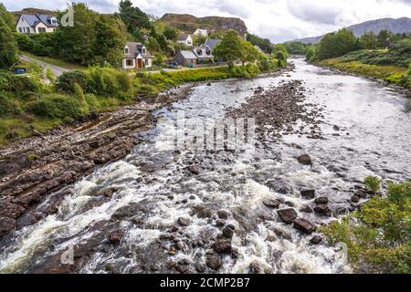 Vue de la rivière Ewe en amont du pont routier de Poolewe à Wester Ross, Écosse, Royaume-Uni Banque D'Images