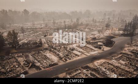 Vue panoramique aérienne d'Almeda Wildfire dans le sud de l'Oregon Talent Phoenix. Le feu détruit de nombreuses structures et maisons mobiles. Ruine la vie des gens. Banque D'Images