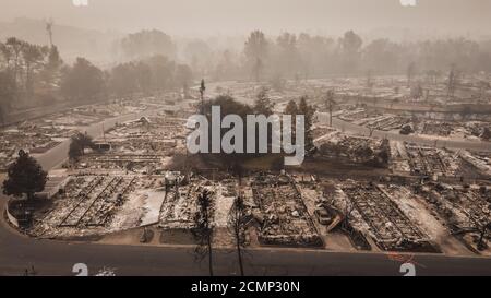 Vue panoramique aérienne d'Almeda Wildfire dans le sud de l'Oregon Talent Phoenix. Le feu détruit de nombreuses structures et maisons mobiles. Ruine la vie des gens. Banque D'Images