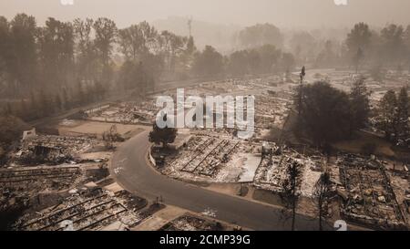 Vue panoramique aérienne d'Almeda Wildfire dans le sud de l'Oregon Talent Phoenix. Le feu détruit de nombreuses structures et maisons mobiles. Ruine la vie des gens. Banque D'Images