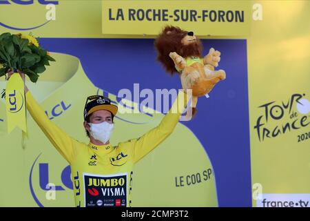 17 septembre 2020 ; la Roche sur Foron, France ; Tour de France 2020, de Méribel à la-Roche-sur-Foron, étape 18 ; Primoz Rogall, Slovénie, Team Jumbo - Visma avec son maillot jaune sur le podium crédit: Action plus Sports Images/Alamy Live News Banque D'Images