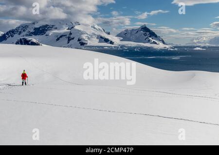 Marcher à travers les champs de neige en Antarctique est vraiment une expérience magique. L'énormité du paysage est vraiment à couper le souffle. Banque D'Images