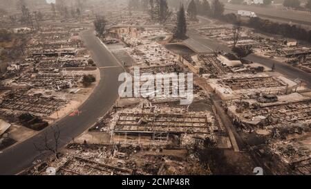 Vue panoramique aérienne d'Almeda Wildfire dans le sud de l'Oregon Talent Phoenix. Le feu détruit de nombreuses structures et maisons mobiles. Ruine la vie des gens. Banque D'Images