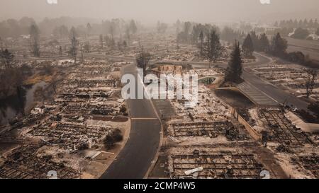 Vue panoramique aérienne d'Almeda Wildfire dans le sud de l'Oregon Talent Phoenix. Le feu détruit de nombreuses structures et maisons mobiles. Ruine la vie des gens. Banque D'Images