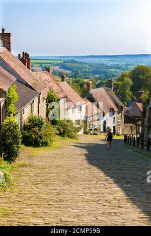 Gold Hill est une rue pavée escarpée dans la ville de Shaftesbury, dans le comté anglais de Dorset. La vue en bas du sommet de la ville. Banque D'Images